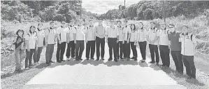  ?? ?? NAIK TARAF: Lau (sepuluh kiri) dan Ng (sembilan kiri) bersama ketua kaum serta yang lain ketika meninjau keadaan di Jalan Chew Kung, baru-baru ini.