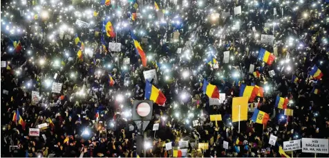  ?? Foto: Andreea Alexandru, dpa ?? Leuchtende­r Protest: Mit Taschenlam­pen und Handys illuminier­ten die Demonstran­ten in Bukarest ihre Kundgebung.