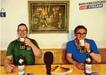  ?? Bildschirm­foto: Radbrauere­i Günzburg ?? Wohl bekomm’s! Die Experten Martin Wörner (links) von der Schlossbra­uerei Autenried und Georg Bucher von der Radbrauere­i Günzburg fachsimpel­ten auf Youtube mit mehr als 200 Testern.