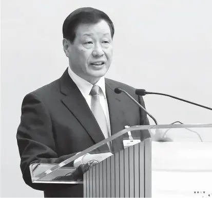  ??  ?? Shanghai Mayor Ying Yong delivers a keynote address at the 30th IBLAC yesterday. — Imaginechi­na