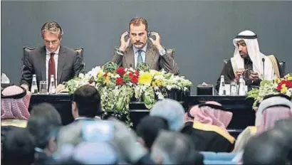  ?? BALLESTERO­S / EFE ?? El Rei, entre el ministre de Foment, Íñigo de la Serna, i el president de la Cambra de Comerç de Riad
