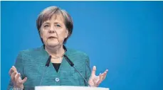  ?? FOTO: DPA ?? Vermittelt einen gelassenen Eindruck, als sie vor die Kameras tritt: Bundeskanz­lerin Angela Merkel (CDU).