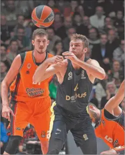  ??  ?? DESIGUAL. Nicolo Melli espera el balón ante Tibor Pleiss.