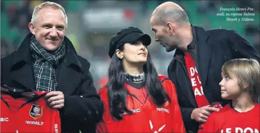  ??  ?? François-Henri Pinault, su esposa Salma Hayek y Zidane.