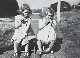  ?? ?? Wonderful childhood: Bette Spry (right, with older sister Joan) outside the ex-Army Nissen hut where they were brought up