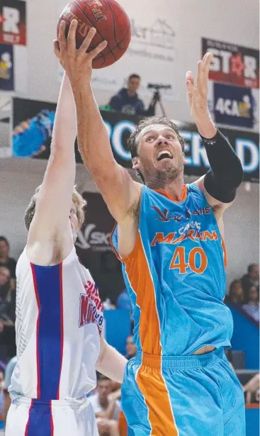  ?? Picture: BRENDAN RADKE ?? TOO STRONG: Cairns Marlins’ Alex Loughton competes for possession against the Toowoomba Mountainee­rs in their game at Early Settler Stadium.