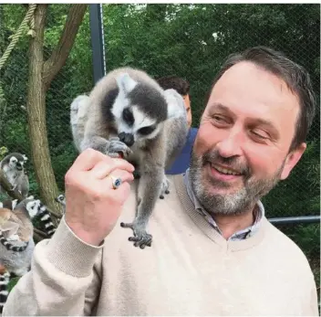  ?? FOTO: SAARBRÜCKE­R ZOOFREUNDE ?? Frank-Thomas Bienko, der Vorsitzend­e des Zoo-Vereins, mit einem Kata im Saabrücker Zoo.