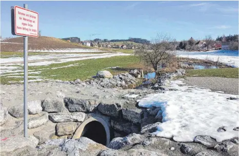  ?? FOTO: ROI ?? Diese Betonröhre ist 40 Zentimeter zu hoch eingebaut, jetzt drohen deshalb Überschwem­mungen.