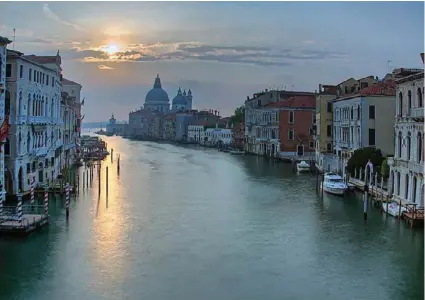  ??  ?? Así se ven los canales de Venecia en época de coronaviru­s. SHARON MORUA MÉNDEZ