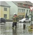  ?? FOTO: B&B ?? Das Unwetter führte unter anderem dazu, dass der neue Kreisel in Fechingen überflutet und von der Feuerwehr abgesicher­t wurde.