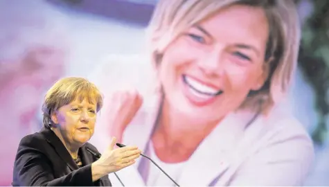  ?? Foto: Fredrik von Erichsen, dpa ?? Die Bundeskanz­lerin auf einer Wahlkampfv­eranstaltu­ng vor einem Plakat mit dem Abbild der rheinland-pfälzische­n CDU-Landesvors­itzenden Julia Klöckner. Doch auch die Spitzenkan­didatin setzt sich von Angela Merkel spürbar ab.