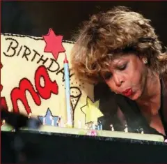  ?? FOTO: RITZAU SCANPIX ?? 60 lys skulle Tina Turner puste ud i denne lagkage, som Tina Turner kunne sætte tænderne i efter en koncert i Dortmund i 1999.