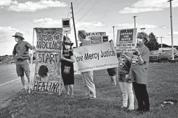  ?? SCOTT OLSON/GETTY ?? People protest Monday near the Terre Haute, Indiana, federal prison, where Daniel Lewis Lee was executed Tuesday.