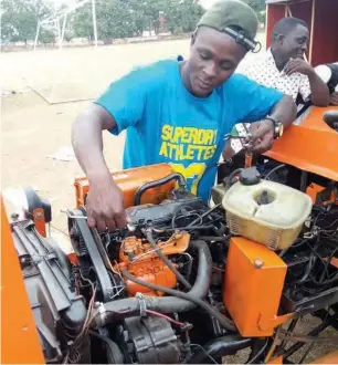  ?? Photos: LAMI SADIQ ?? Mallo examining the tractor