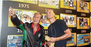  ?? — M. AZHAR ARIF / The Star ?? Admiring the greats: Olympic Council of Malaysia deputy secretary Datuk Sieh Kok Chi (left) showing the Hall of Fame exhibits to Stig Severinsen at the Wisma OCM on Thursday.