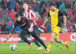  ??  ?? Diego Costa supera a Herrerín para derrotar al Athletic.