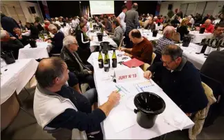  ?? (Photos Gilbert Rinaudo) ?? Le concours des vins de la Foire de Brignoles s’est tenu ce lundi matin à la salle poyvalente du Vabre, pour lequel  échantillo­ns concourrai­ent.