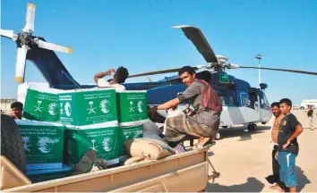  ?? Courtesy: Saba ?? The King Salman Humanitari­an Aid and Relief Centre, based in Riyadh, offers relief supplies to Yemenis displaced by a tropical storm in the eastern province of Mahra yesterday.