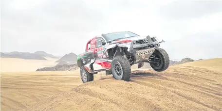  ?? ?? El saudí Yazeed Al-Rajhi y su copiloto alemán Dirk von Zitzwewitz ganaron ayer con la Toyota Hilux la séptima etapa del Rally Dakar.