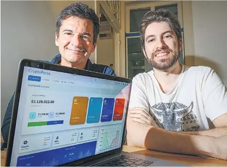  ?? FOTO:GERARDO SANTOS/GI ?? Jaime Ferreira e Artur Goulão são os dois fundadores da startup CodingLibr­a, incubada na Fintech House.