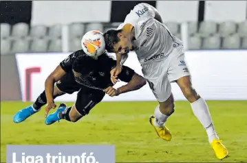  ?? EFE ?? • José Quintero, de Liga, (izquierda) choca con Lucas Veríssimo, de Santos.