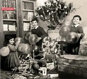  ??  ?? Eduardo Barroso, à direita, com os irmãos Mário e Graça, no Natal de 1954