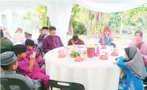  ??  ?? ANAK yatim yang menerima sumbangan turut diraikan dalam majlis berbuka puasa anjuran Paadian.