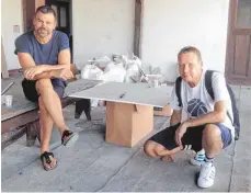  ?? FOTO: SUSANNE GÜSTEN ?? Die Kuratoren Ingar Dragset und Michael Elmgreen beim Aufbau der Biennale in Istanbul.