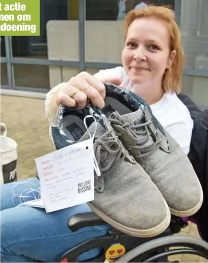  ?? FOTO GVB ?? Symbolisch plaatste Esther Rombouts schoenen om haar afwezige, te zieke lotgenoten te steunen.