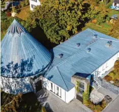  ?? ?? Früher ein evangelisc­hes Gotteshaus, heute offen für Feriengäst­e: Architekt Rainer Wilhelm aus Gempfing hat St. Lukas gekauft und umgenutzt.