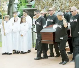  ??  ?? Portadores del féretro con el cuerpo del fenecido lanzador José Fernández, salen de la iglesia tras el servicio fúnebre de ayer.