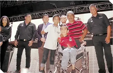  ??  ?? José Vázquez con los uniformes de Deportivo Cafessa.