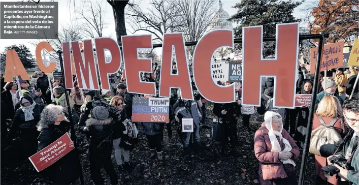  ?? /GETTY IMAGES ?? Manifestan­tes se hicieron presentes ayer frente al Capitolio, en Washington, a la espera del voto de los miembros de la Cámara Baja.