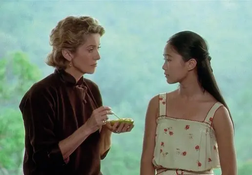  ?? ?? Fotogramma Catherine Deneuve e Linh Dan Pham nel film «Indocina» di Régis Wargnier (screenshot Pinket)