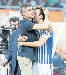  ?? FOTO: UNCITI ?? Imanol se funde en un abrazo emocionado con Rubén Pardo tras sustituirl­e