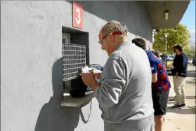  ?? ?? Un aficionado compra una entrada en las taquillas del estadio.