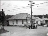  ?? THE ATLANTA JOURNALCON­STITUTION ?? All four victims of the Moore’s Ford Bridge mass lynching were taken to blackowned Young Funeral Home in Monroe, Ga., shown here in July 1946.