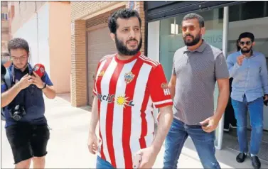  ??  ?? NUEVO DUEÑO. El nuevo propietari­o, saliendo de las oficinas del club.