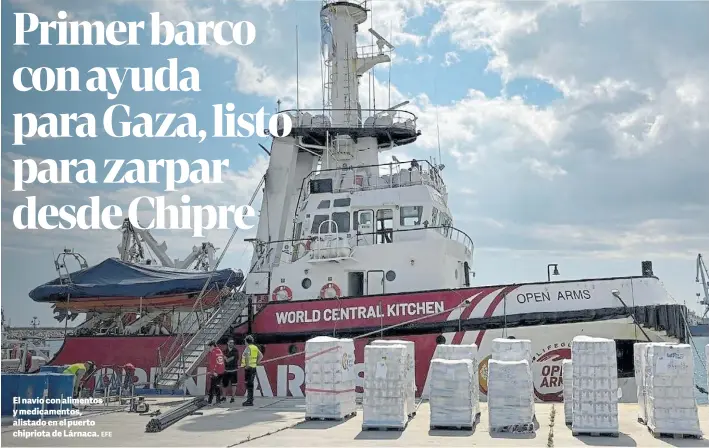  ?? EFE ?? El navío con alimentos y medicament­os, alistado en el puerto chipriota de Lárnaca.