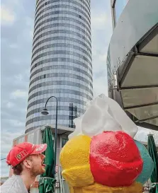  ?? JOHANNES VON PLATO ?? Rund um den Jentower gibt es viele Möglichkei­ten, ein Eis essen zu gehen.