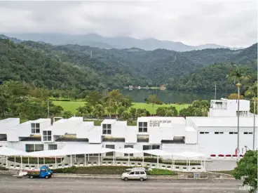  ?? 台塑提供 ?? 白色貨櫃屋所在地為「龍潭湖畔悠活園區」，結合後方的宜蘭知名風­景區龍潭湖，整合為宜蘭樂活圈。