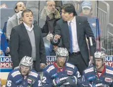  ?? FOTO: IMAGO ?? Co-Trainer Stephane Richer (l.) und Trainer Uwe Krupp (r.) sollen die Eisbären zu weiteren Meistersch­aften führen.