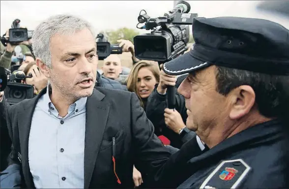  ?? JAVIER BARBANCHO / REUTERS ?? José Mourinho, ayer, tras salir de los juzgados de Pozuelo de Alarcón