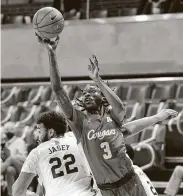  ?? Roger Steinman / Associated Press ?? UH guard DeJon Jarreau (3) didn’t commit any turnovers in the second half and scored 15 points.