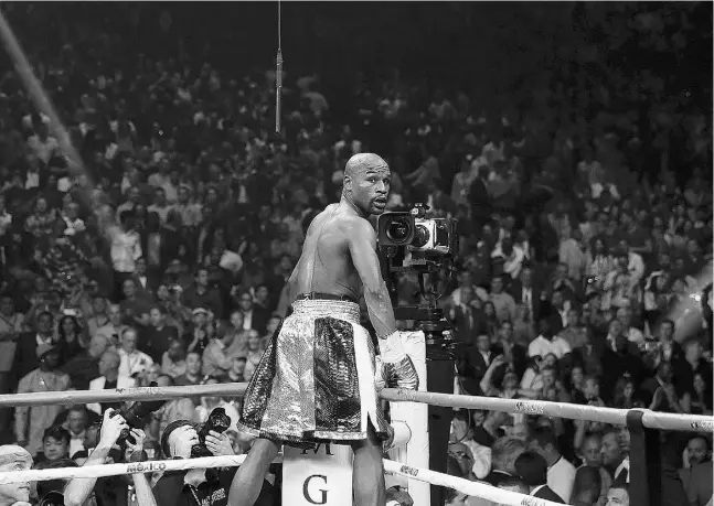  ?? Isaa
c Brekken / The Associat ed Press ?? Floyd Mayweather Jr. plays to the crowd after beating Manny Pacquiao, from the Philippine­s, in their welterweig­ht title fight on Saturday in Las Vegas.