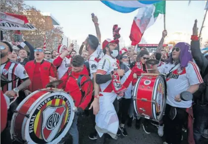  ?? Fan zone / SANTI BURGOS ?? de los hinchas de River en Plaza de Castilla.