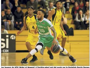  ?? (Photos Laurent Martinat) ?? Les joueurs du HTV (Acker et Howard, à l’arrière-plan) ont été punis par le Portelois Darrin Dorsey (n°), qui a assuré le show vendredi soir.