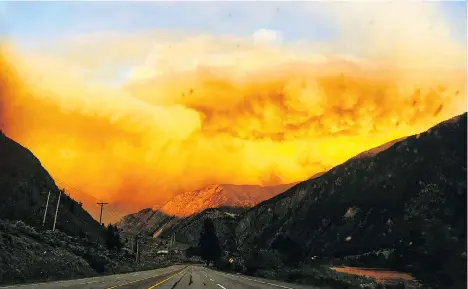  ?? CARRIZA PAZ VERANO ?? Smoke from a forest fire is seen on the way to Osoyoos. A cluster of fires is now burning in the south Okanagan corridor.