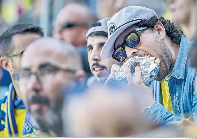  ?? JULIO GONZÁLEZ ?? Un aficionado da buena cuenta de un bocadillo durante el partido disputado ayer en el Nuevo Mirandilla.