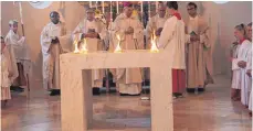  ?? SZ-FOTO: KÖ ?? Der neue Altar in Kirchen ist nun geweiht worden.